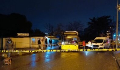 Sultangazi'de kayan İETT otobüsünü durdurmak isteyen sürücü ağır yaralandı